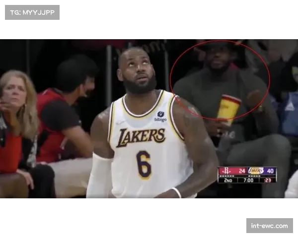 场边花絮:勒布朗·詹姆斯在场边指导湖人队年轻队员